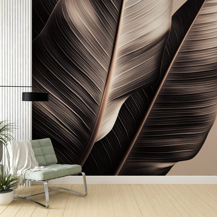 Un salon moderne avec un papier peint représentant de grandes feuilles stylisées dans des teintes de noir et beige, créant une atmosphère élégante et apaisante.