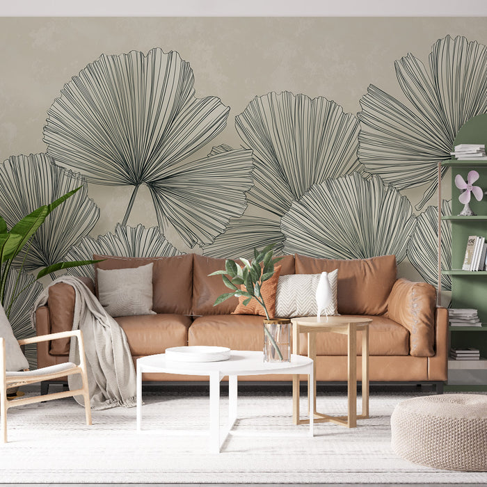 Un salon moderne avec un papier peint aux motifs de grandes feuilles délicates en ligne noire sur fond beige, créant une atmosphère apaisante et naturelle.