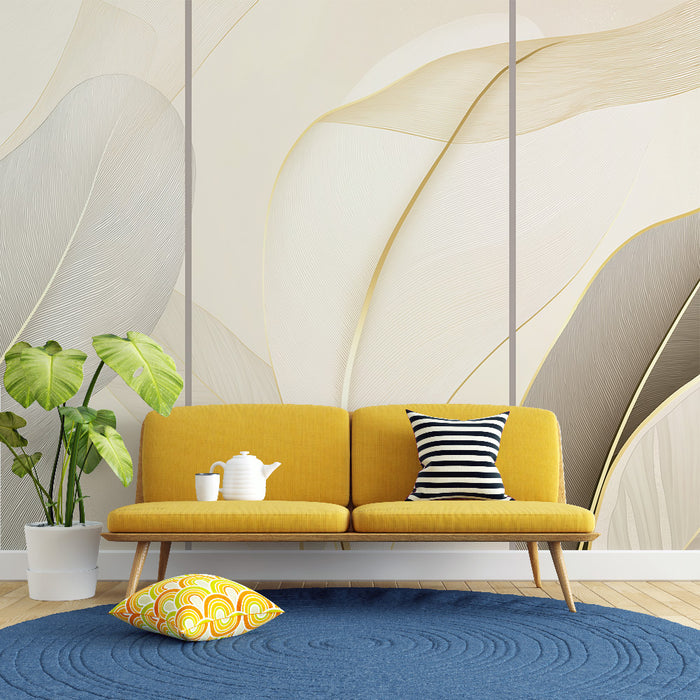 Un salon lumineux avec un papier peint aux motifs de feuilles délicates dans des teintes beige et doré, créant une atmosphère apaisante et élégante.