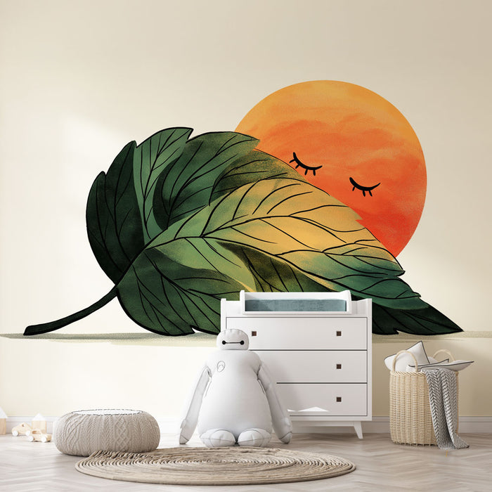Une chambre d'enfant avec un papier peint illustrant un soleil souriant derrière une grande feuille verte, créant une atmosphère douce et chaleureuse.