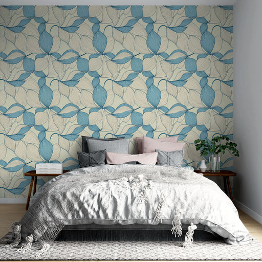Une chambre élégante avec un papier peint floral bleu et beige, aux motifs délicats de feuilles, créant une atmosphère apaisante et naturelle.