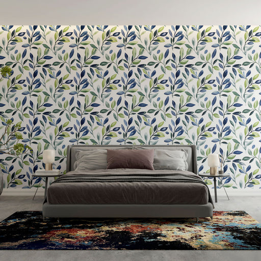 Une chambre moderne avec un papier peint floral aux motifs de feuilles vertes et bleues sur fond clair, créant une ambiance fraîche et apaisante.