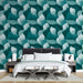 Une chambre moderne avec un papier peint aux motifs fluides dans des teintes de vert et blanc, créant une atmosphère apaisante et élégante.