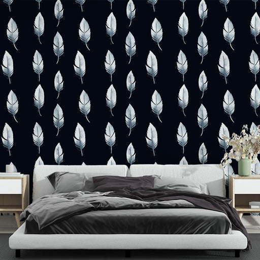 Une chambre moderne avec un papier peint noir orné de feuilles argentées délicates, créant une atmosphère élégante et apaisante.