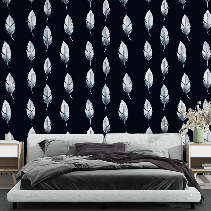 Une chambre moderne avec un papier peint noir orné de feuilles argentées délicates, créant une atmosphère élégante et apaisante.