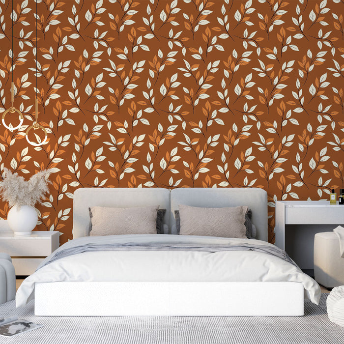 Une chambre moderne avec un papier peint aux motifs de feuilles blanches et orange sur fond brun, créant une ambiance chaleureuse et accueillante.
