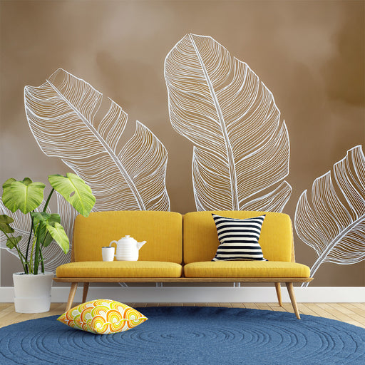 Un salon moderne avec un papier peint marron orné de grandes feuilles blanches, créant une ambiance chaleureuse et naturelle.
