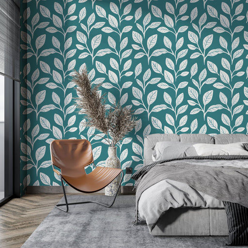 Une chambre moderne avec un papier peint turquoise orné de motifs de feuilles blanches, créant une atmosphère fraîche et apaisante.