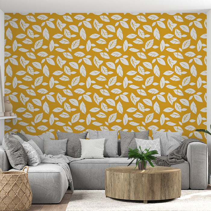 Un salon moderne avec un papier peint jaune moutarde orné de feuilles blanches, créant une ambiance chaleureuse et accueillante.