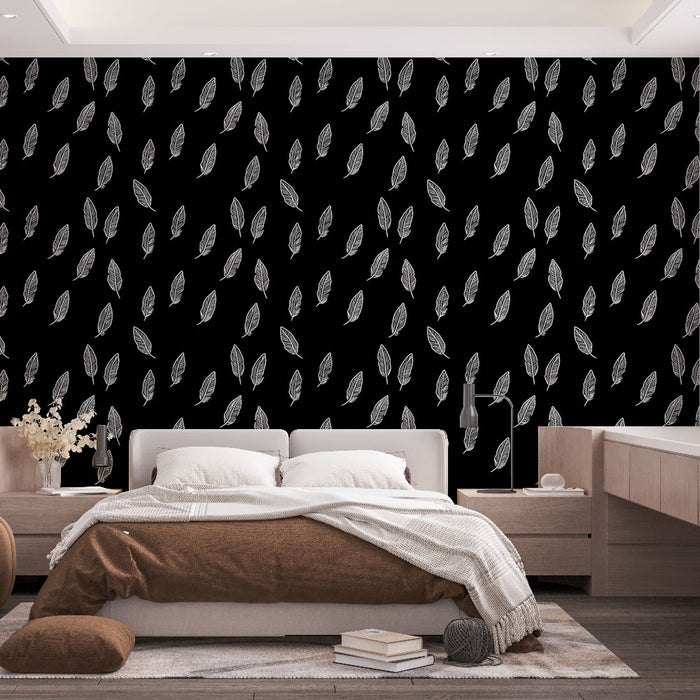 Une chambre moderne avec un papier peint noir orné de feuilles blanches délicates, créant une atmosphère élégante et apaisante.