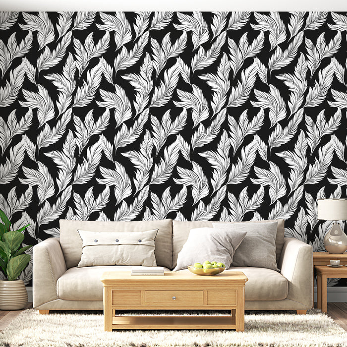 Un salon moderne avec un papier peint noir orné de motifs de feuilles blanches, créant une ambiance élégante et dynamique.