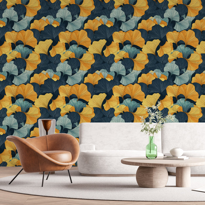 Un salon moderne avec un papier peint aux motifs de feuilles de ginkgo dans des teintes de bleu, jaune et vert sur fond sombre, créant une atmosphère dynamique et accueillante.