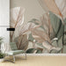 Une pièce moderne avec un papier peint représentant de grandes feuilles stylisées aux teintes douces de vert, beige et marron, créant une ambiance apaisante et naturelle.