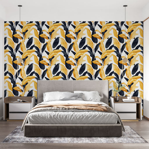 Une chambre moderne avec un papier peint floral aux motifs de feuilles jaunes et noires sur fond clair, créant une atmosphère chaleureuse et dynamique.