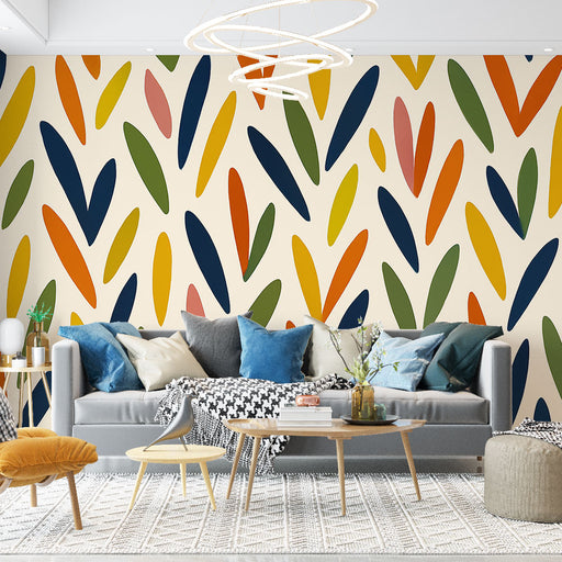 Un salon lumineux avec un papier peint aux motifs de feuilles stylisées dans des teintes vives de vert, bleu, orange et rouge sur fond crème, créant une ambiance joyeuse et moderne.