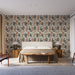 Une chambre moderne avec un papier peint aux motifs végétaux colorés dans des teintes de vert, orange et beige, créant une atmosphère chaleureuse et accueillante.