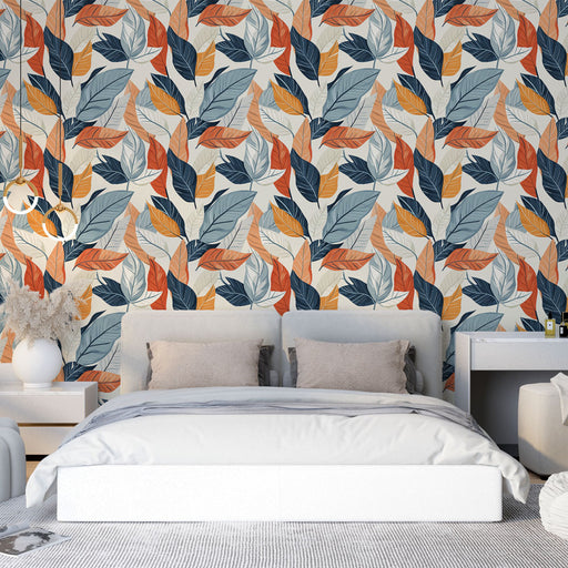 Une chambre moderne avec un papier peint aux motifs de feuilles stylisées dans des teintes de bleu, orange et crème, créant une ambiance chaleureuse et accueillante.