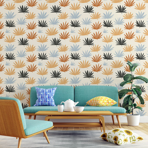 Un salon moderne avec un papier peint aux motifs de feuilles stylisées dans des teintes chaudes et douces, créant une ambiance accueillante et dynamique.