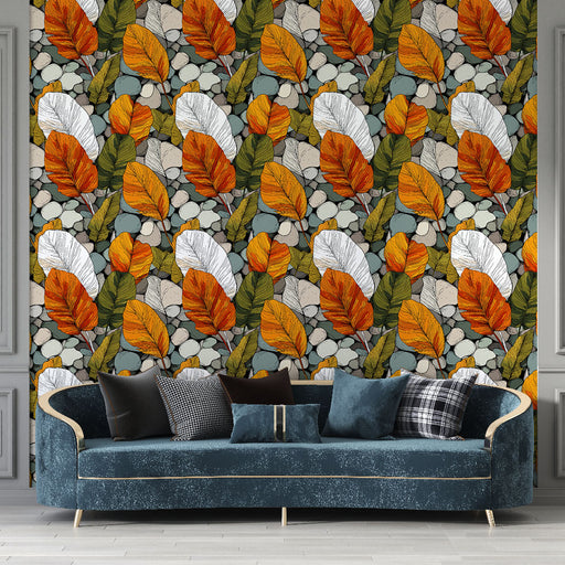 Un salon élégant avec un papier peint botanique aux feuilles colorées orange, vertes et blanches sur fond de pierres, créant une atmosphère chaleureuse et vivante.