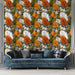 Un salon élégant avec un papier peint botanique aux feuilles colorées orange, vertes et blanches sur fond de pierres, créant une atmosphère chaleureuse et vivante.