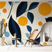 Papier peint moderne avec feuilles colorées et motifs dynamiques de ronds orange et bleu pour salon contemporain.
