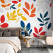 Papier peint feuilles colorées avec motif dynamique en rouge, orange et jaune pour salon moderne