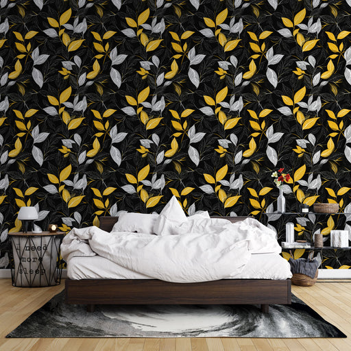 Une chambre moderne avec un papier peint floral noir, jaune et blanc, créant une ambiance vivante et élégante.