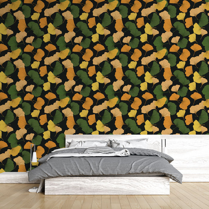 Une chambre moderne avec un papier peint représentant des feuilles aux teintes vertes, jaunes et orangées sur fond noir, créant une ambiance chaleureuse et dynamique.