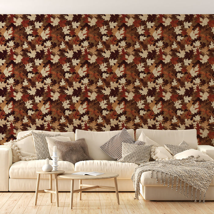 Un salon chaleureux avec un papier peint aux motifs de feuilles d'automne dans des teintes de rouge, marron et crème, créant une ambiance naturelle et accueillante.