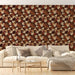 Un salon chaleureux avec un papier peint aux motifs de feuilles d'automne dans des teintes de rouge, marron et crème, créant une ambiance naturelle et accueillante.