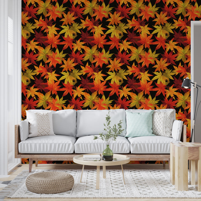 Un salon lumineux avec un papier peint aux motifs de feuilles d'érable en dégradé de rouge, orange et jaune sur fond noir, créant une ambiance chaleureuse et automnale.