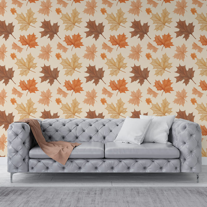 Un salon élégant avec un papier peint aux motifs de feuilles d'érable dans des teintes chaudes d'orange et de marron, évoquant une ambiance automnale chaleureuse.