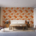 Une chambre moderne avec un papier peint aux motifs de feuilles d'érable orange et beige, créant une ambiance chaleureuse et automnale.