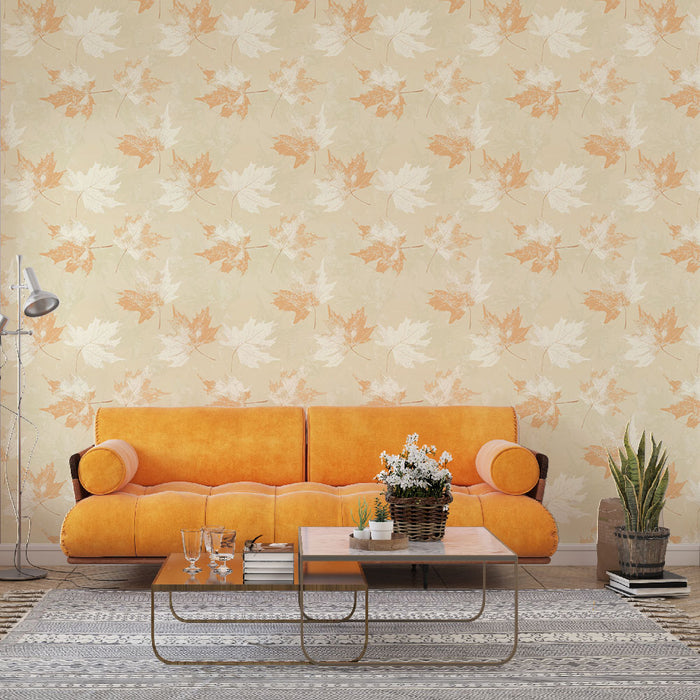 Un salon lumineux avec un papier peint aux motifs de feuilles d'érable orange sur fond beige, créant une ambiance chaleureuse et accueillante.