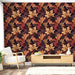 Un salon lumineux avec un papier peint aux motifs de feuilles d'automne dans des teintes chaudes de rouge, orange et marron, créant une ambiance chaleureuse et accueillante.