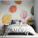 Papier peint feuilles d'automne avec design délicat de feuilles colorées sur fond blanc pour chambre moderne