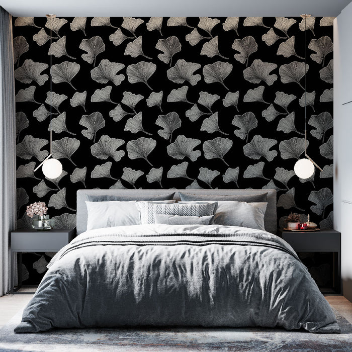 Une chambre moderne avec un papier peint noir orné de délicats motifs de feuilles blanches, créant une ambiance élégante et contemporaine.