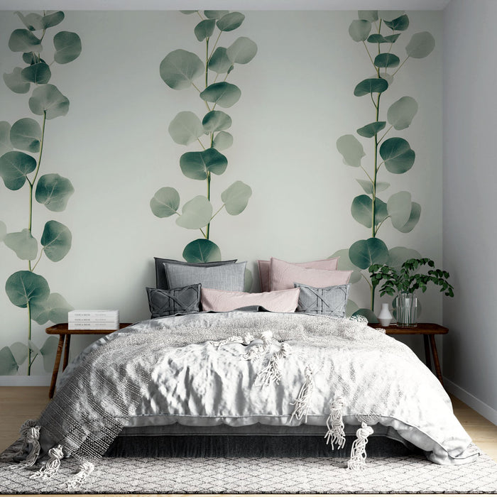 Une chambre apaisante avec un papier peint représentant des feuilles délicates vertes sur un fond clair, créant une atmosphère naturelle et sereine.