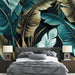 Une chambre moderne avec un papier peint tropical aux grandes feuilles turquoise et dorées sur fond noir, créant une atmosphère élégante et dynamique.