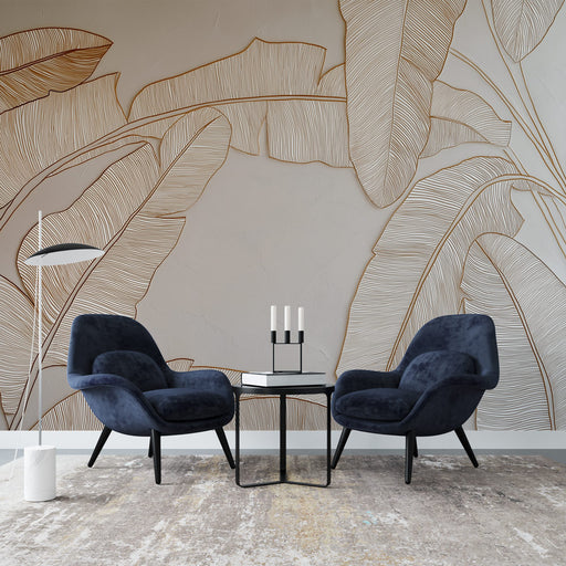 Une salle de séjour élégante avec un papier peint représentant de grandes feuilles stylisées en lignes dorées sur fond beige, créant une atmosphère moderne et apaisante.