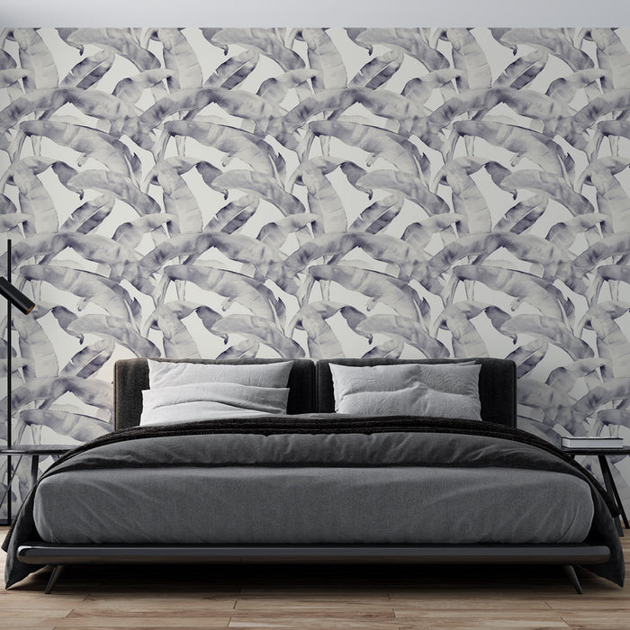 Une chambre moderne avec un papier peint aux motifs de feuilles délicates dans des teintes grises, créant une atmosphère apaisante et élégante.