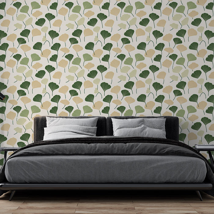 Une chambre moderne avec un papier peint aux motifs de feuilles de ginkgo dans des teintes vertes et beiges, créant une atmosphère apaisante et naturelle.