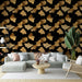 Un salon moderne avec un papier peint noir orné de motifs de feuilles de ginkgo dorées, créant une ambiance élégante et chaleureuse.