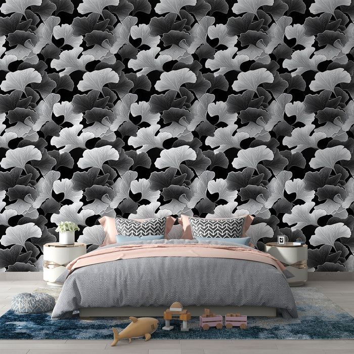 Une chambre moderne avec un papier peint floral noir et blanc, représentant des feuilles délicates, créant une ambiance élégante et sophistiquée.
