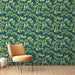 Une pièce moderne avec un papier peint aux motifs de feuilles de ginkgo vertes sur fond bleu profond, créant une atmosphère fraîche et apaisante.