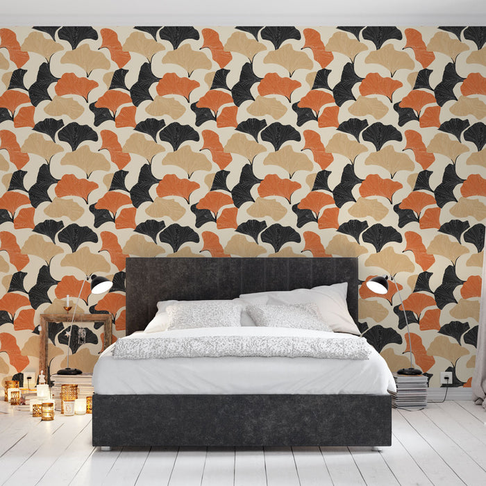 Une chambre moderne avec un papier peint aux motifs de feuilles ginkgo en orange, noir et beige sur fond clair, créant une atmosphère chaleureuse et dynamique.