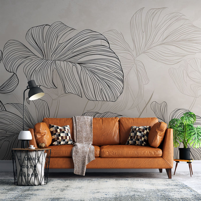 Un salon contemporain avec un papier peint représentant de grandes feuilles tropicales en ligne noire sur fond beige, créant une ambiance apaisante et élégante.