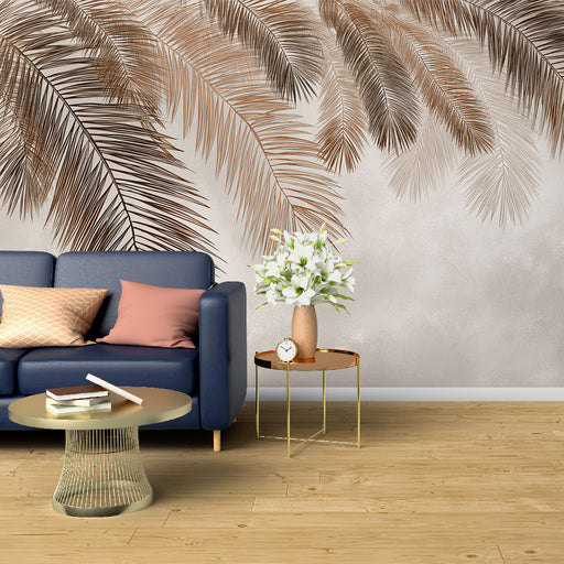 Un salon contemporain avec un papier peint représentant de grandes feuilles de palmier dans des teintes brunes sur un fond doux, créant une ambiance chaleureuse et naturelle.