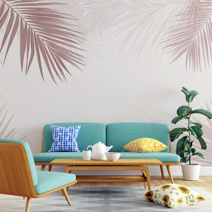 Une pièce lumineuse avec un papier peint représentant de grandes feuilles de palmier dans des teintes rose pâle, créant une atmosphère tropicale et apaisante.