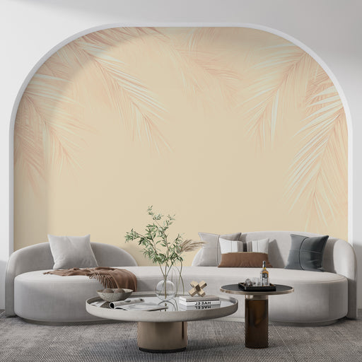 Un salon moderne avec un papier peint aux motifs de feuilles de palmier délicates sur un fond beige, créant une ambiance chaleureuse et apaisante.